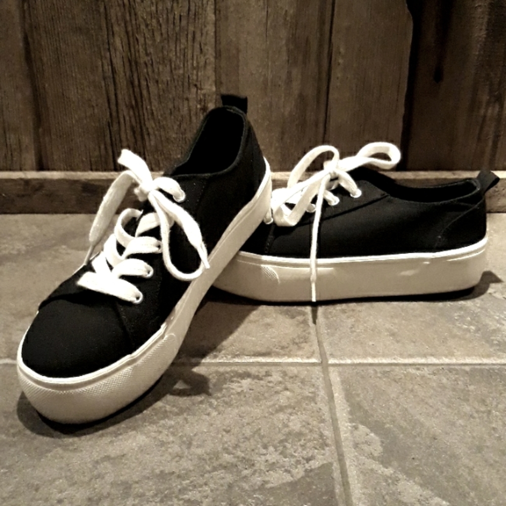Soda size 7 black canvas shoes